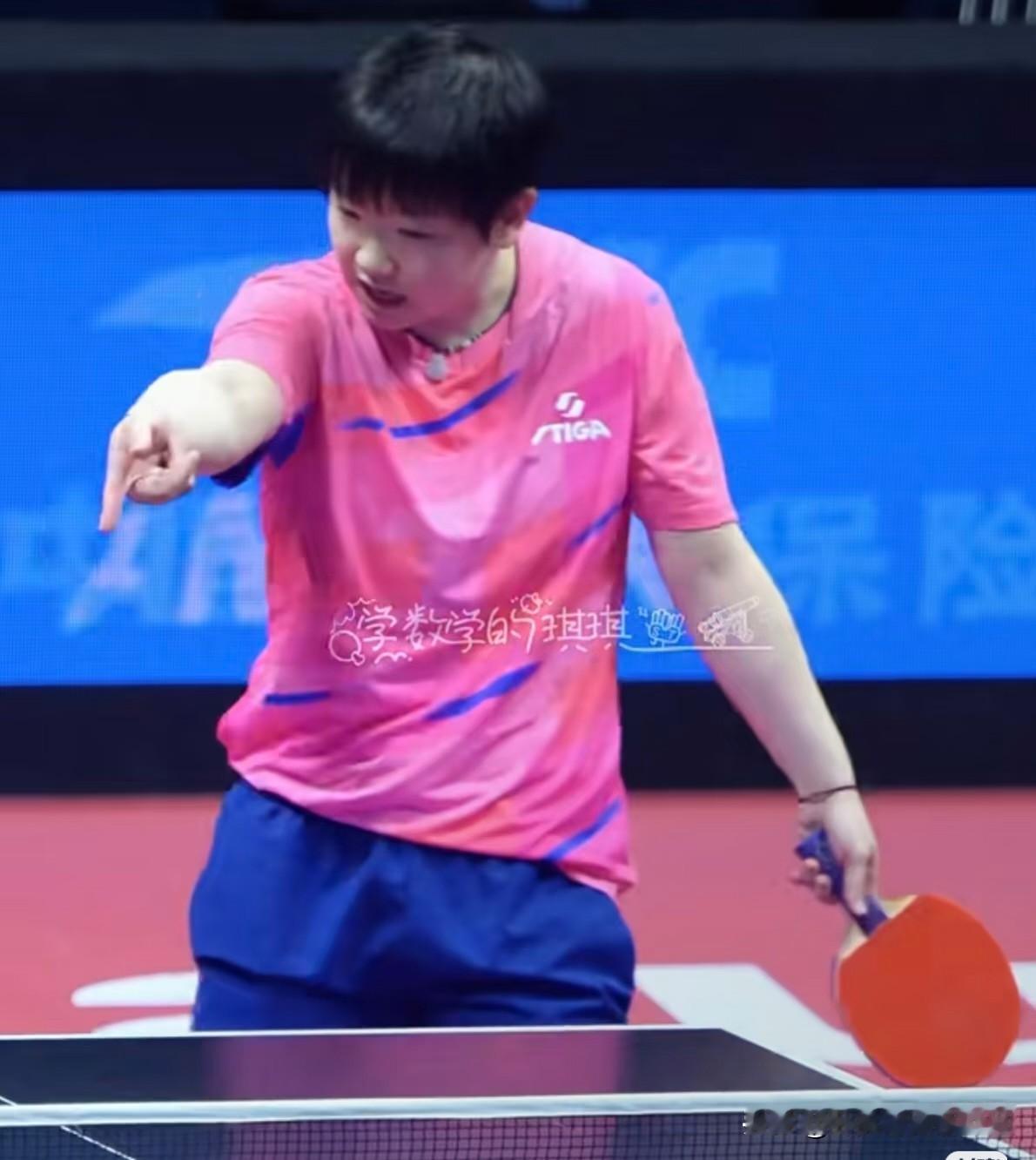 莎莎今晚和桌子吵架吵一个晚上了！想起网友调侃:妈妈，桌子不听话莎莎：你