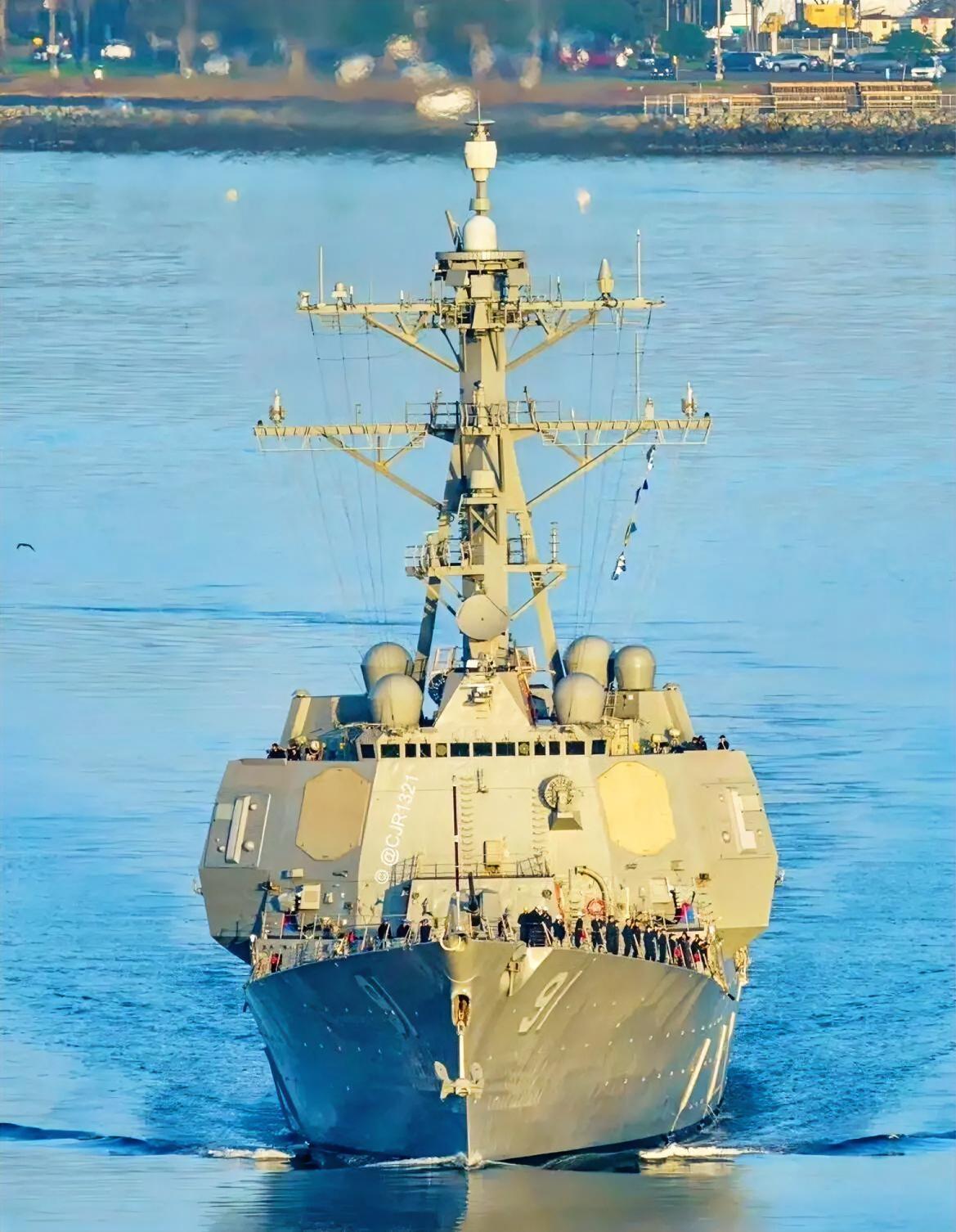 这也太丑了吧！这是加装完电子战系统的美军DDG-91平克尼号。平克尼号是美国海军