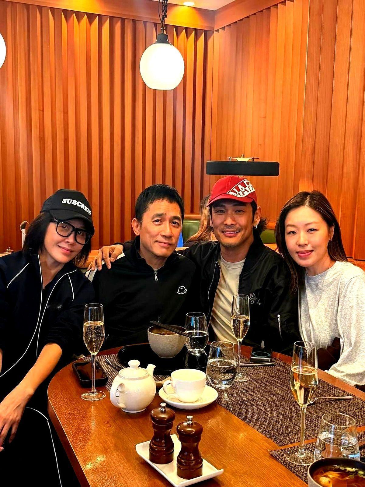 身边同龄人熬夜赶工，人家64岁拿影帝开巡演。刘嘉玲晒了张饭局照，本以为是秀恩