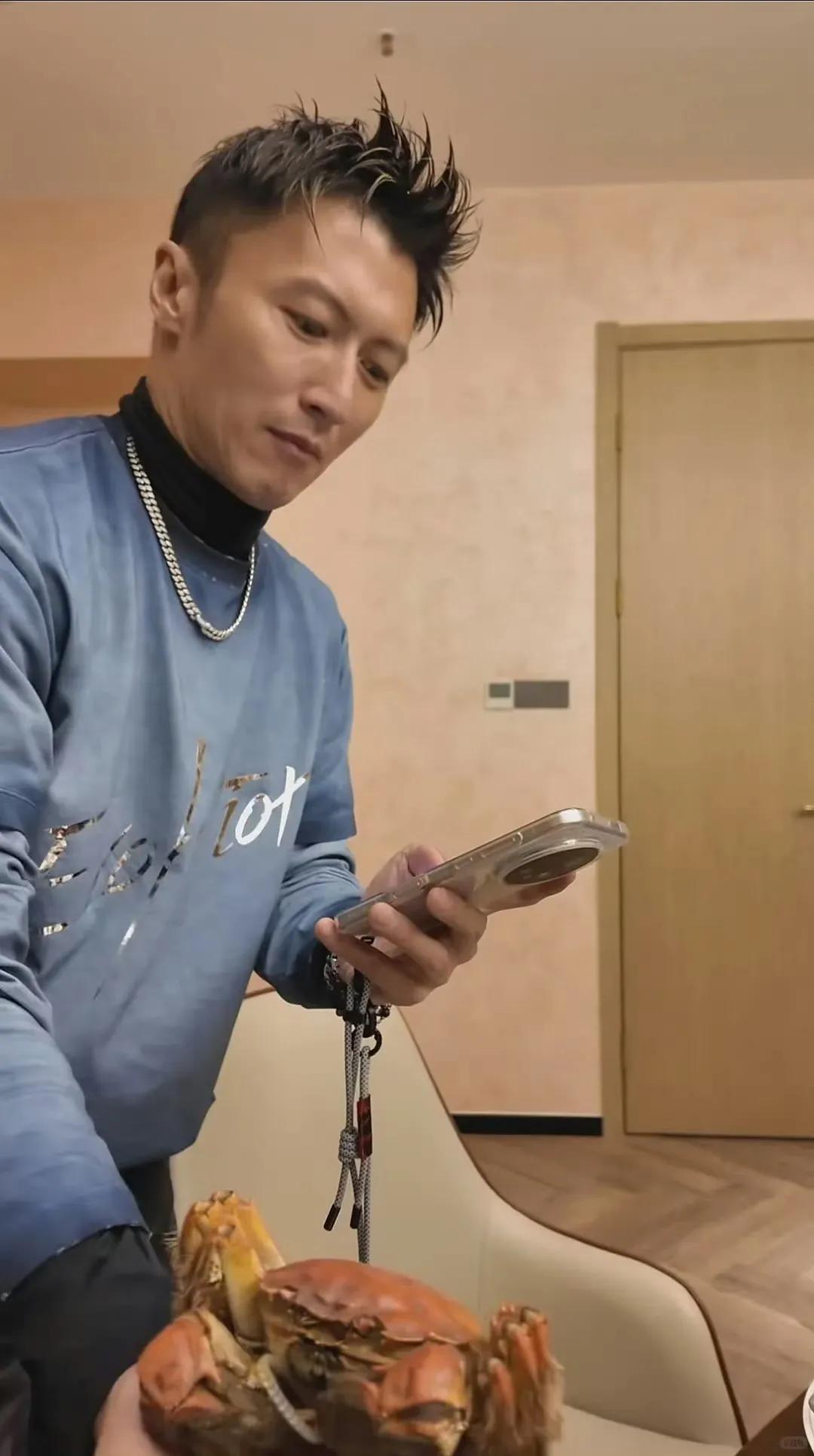 谢霆锋真敬业，不愧是荣耀的“未来科技体验官”！近日在某美食节目里，他手里那台荣