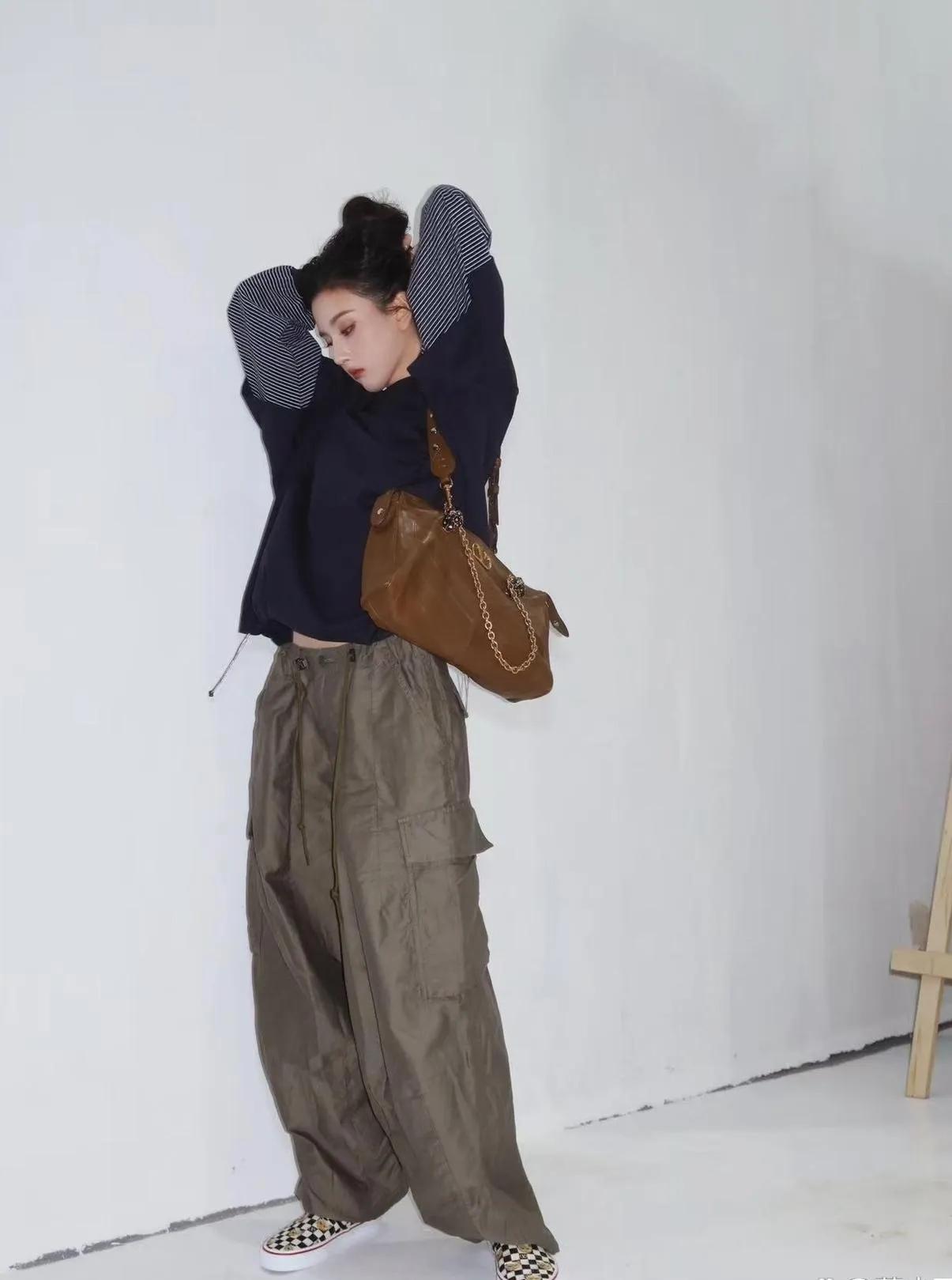 被宋祖儿这套穿搭狠狠种草！藏蓝假两件上衣自带层次感，宽松工装裤藏肉又显腿长，棋盘