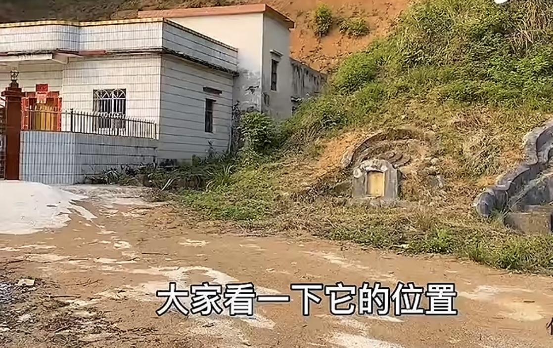 在我们湖南农村，房子紧挨着坟墓的情况真的太常见了好多人都纳闷，为啥会住得这么近