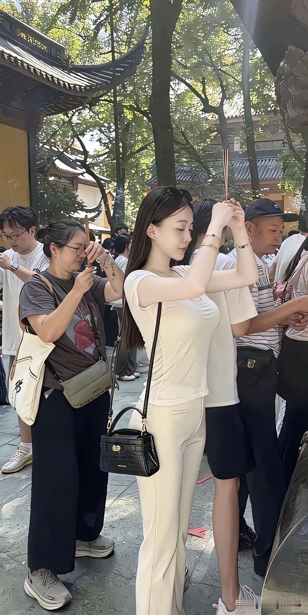 上周在灵隐寺进门的香炉边撞见个漂亮姑娘，穿的是我认了半天才反应过来的限量款小香风