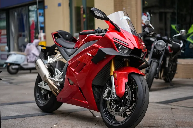 张雪机车被加12公斤配重，油门只准踩到85%，阿森右弯多得离谱。这车不是开不快