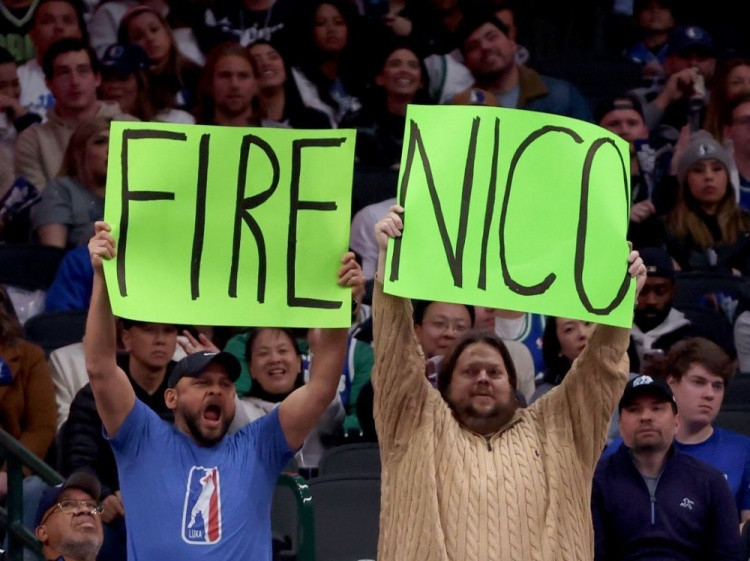 自毁长城！#独行侠解雇总经理哈里森# 独行侠官宣解雇哈里森，美航中心的呐喊最