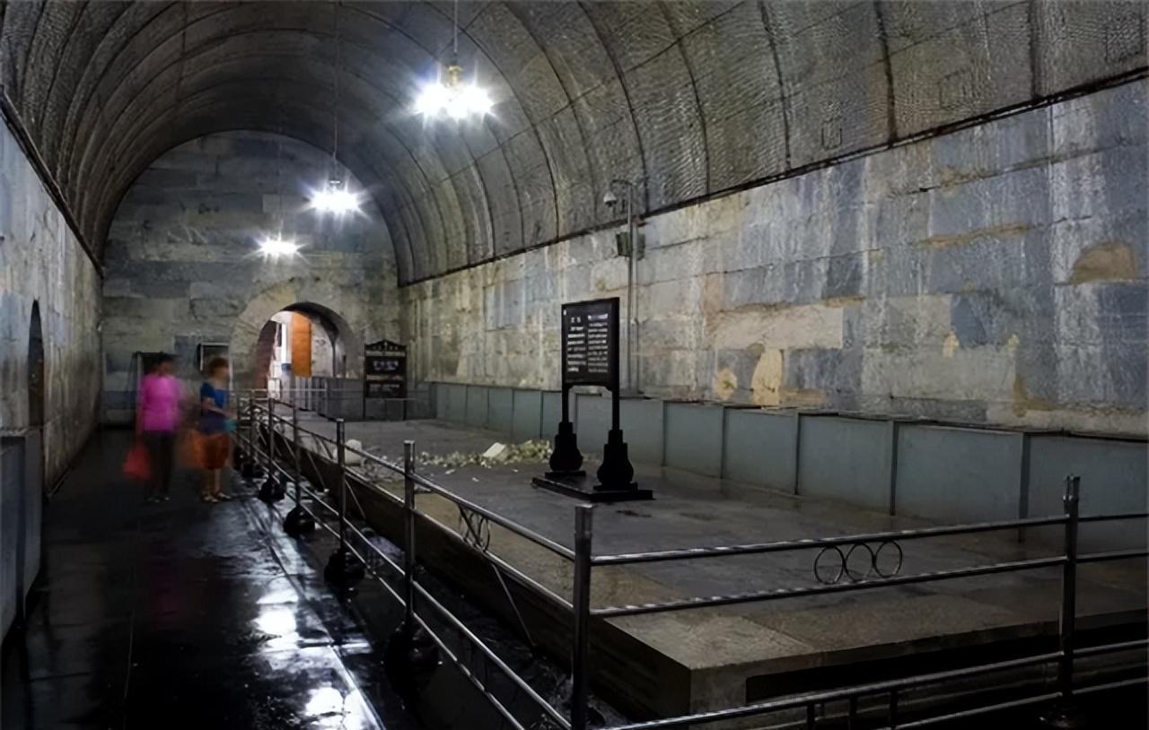 1967年，北京昌平郊区一对夫妻在山坡上干活，休息的时候，远远看到山沟下有几块大