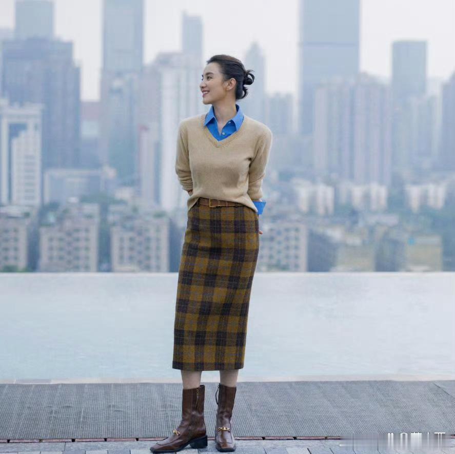 又被宋佳惊艳了！衬衫叠穿不配裤子、乐福鞋，这样打扮更时尚洋气​​​