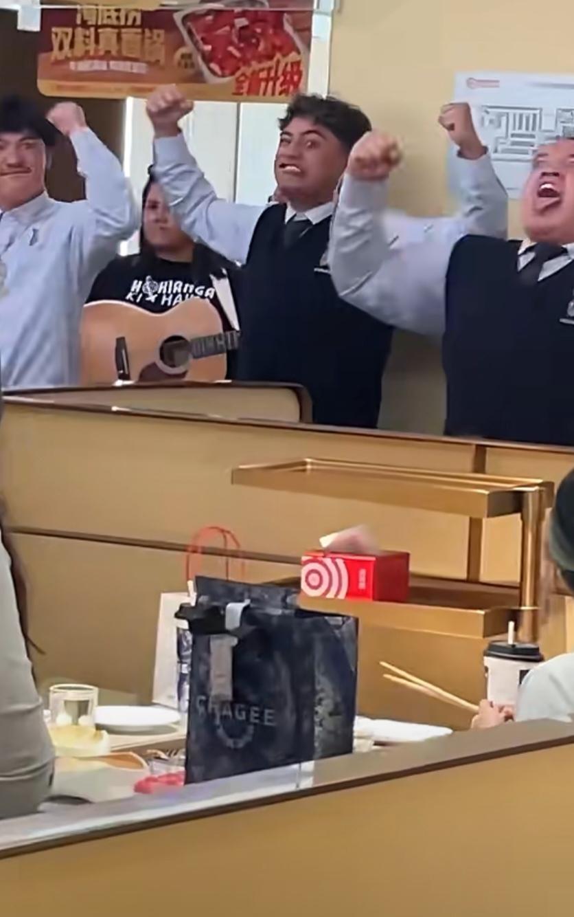 近日，中国导游“胡伊”在社媒分享自己带的新西兰旅行团，在成都一家海底捞跳起毛利战