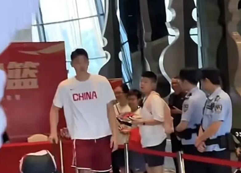 崔永熙与球迷轻松互动，连续缺阵原因引猜想已经连续三场热身赛没能登场的崔永熙