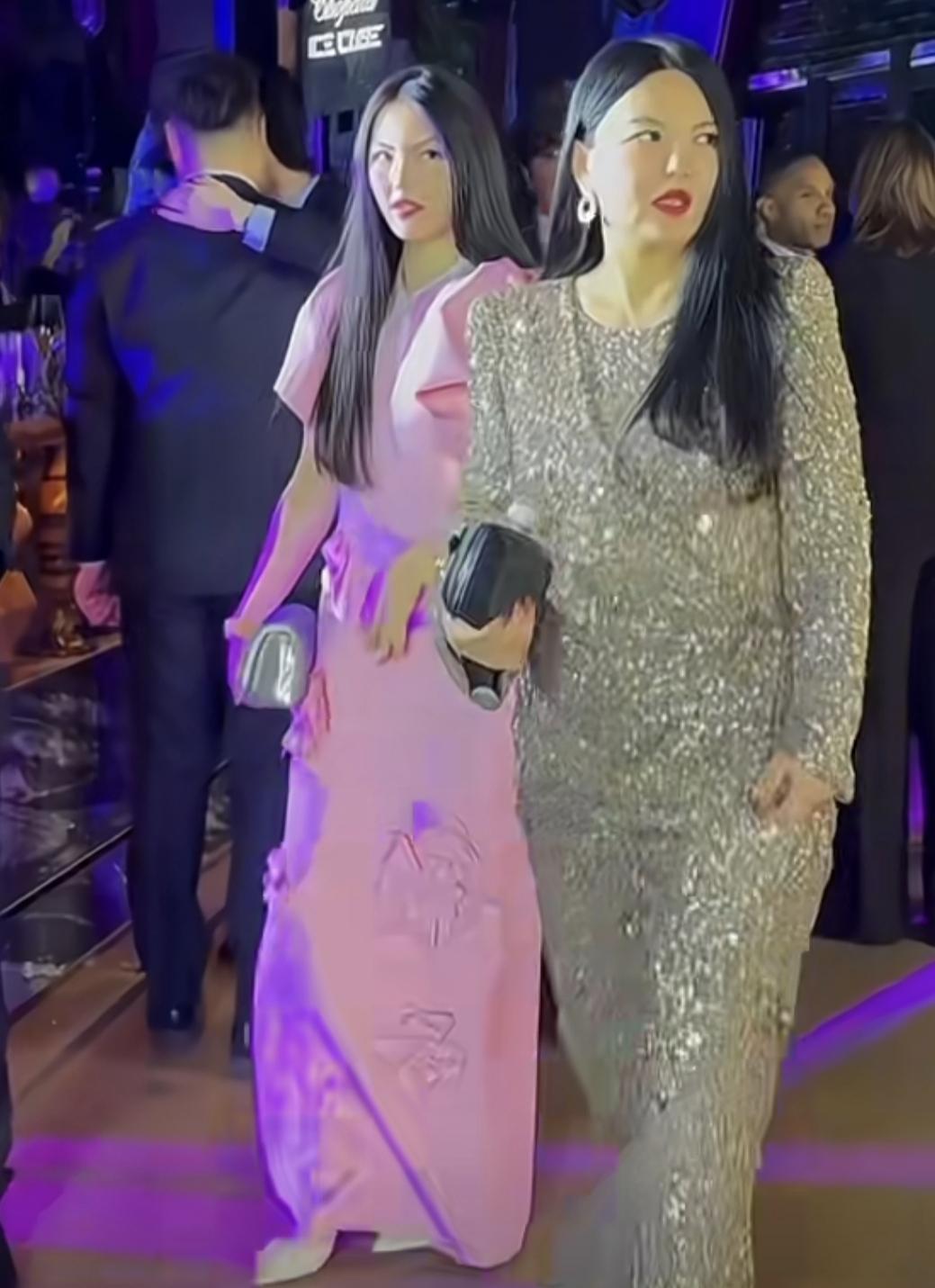 李湘和王诗龄复制粘贴一样，母女档