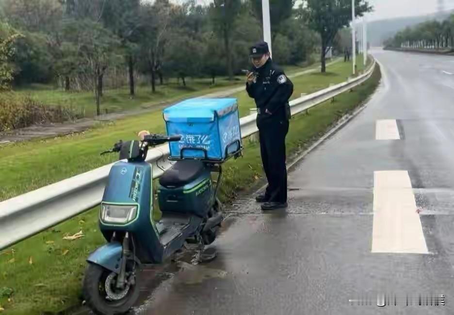 给这样的好民警点赞！一辆外卖电动车停在路边4天了，却不见人过来认领，民警耗费