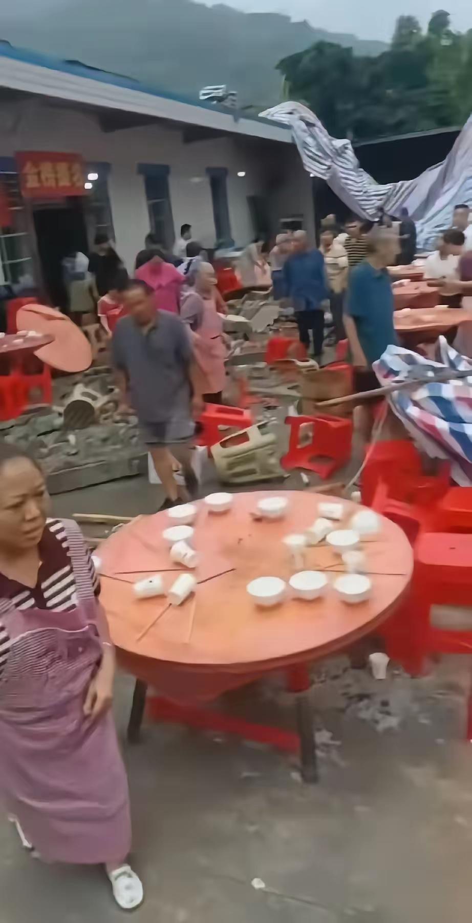 这真是倒了八辈子血霉，​好好的一场“升学宴”，​突然就变成了事故现场，​东