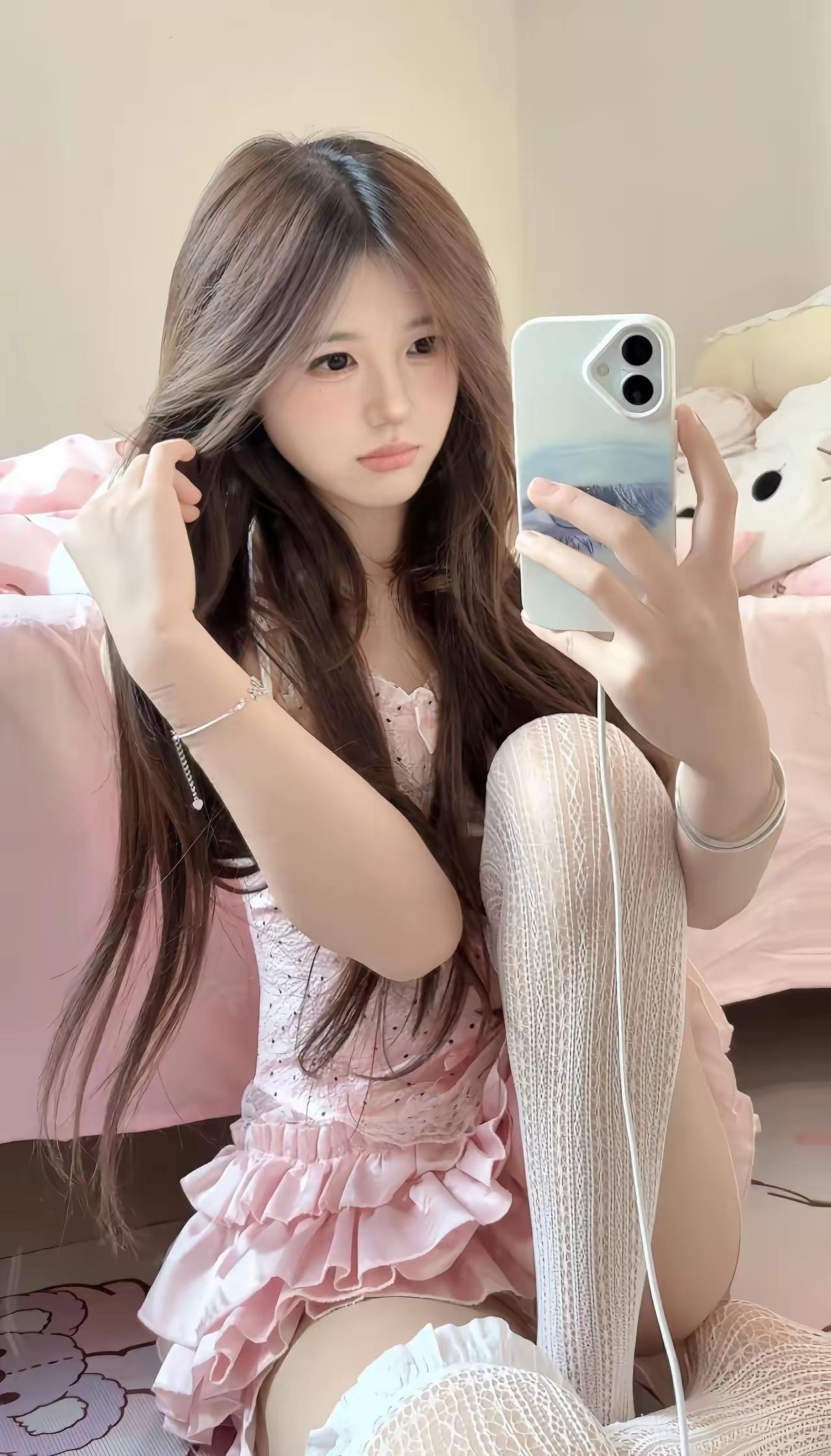 少女心爆棚的自拍时刻，粉嫩穿搭与毛绒玩具的完美搭配💖📸讲到养生,你会最先想到