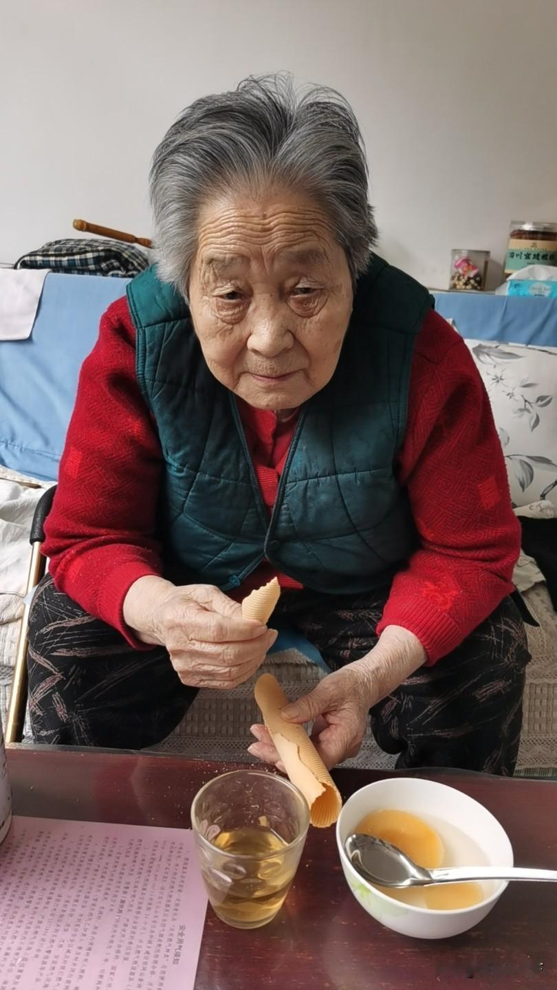 今夜，我梦见了母亲。母亲三岁便失去了母亲，大半生含辛茹苦地将三儿一女抚养成人，着