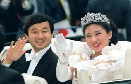 1993年，哈佛毕业的日本顶级女外交官雅子风光嫁入皇室。谁也没想到，这场被外界视