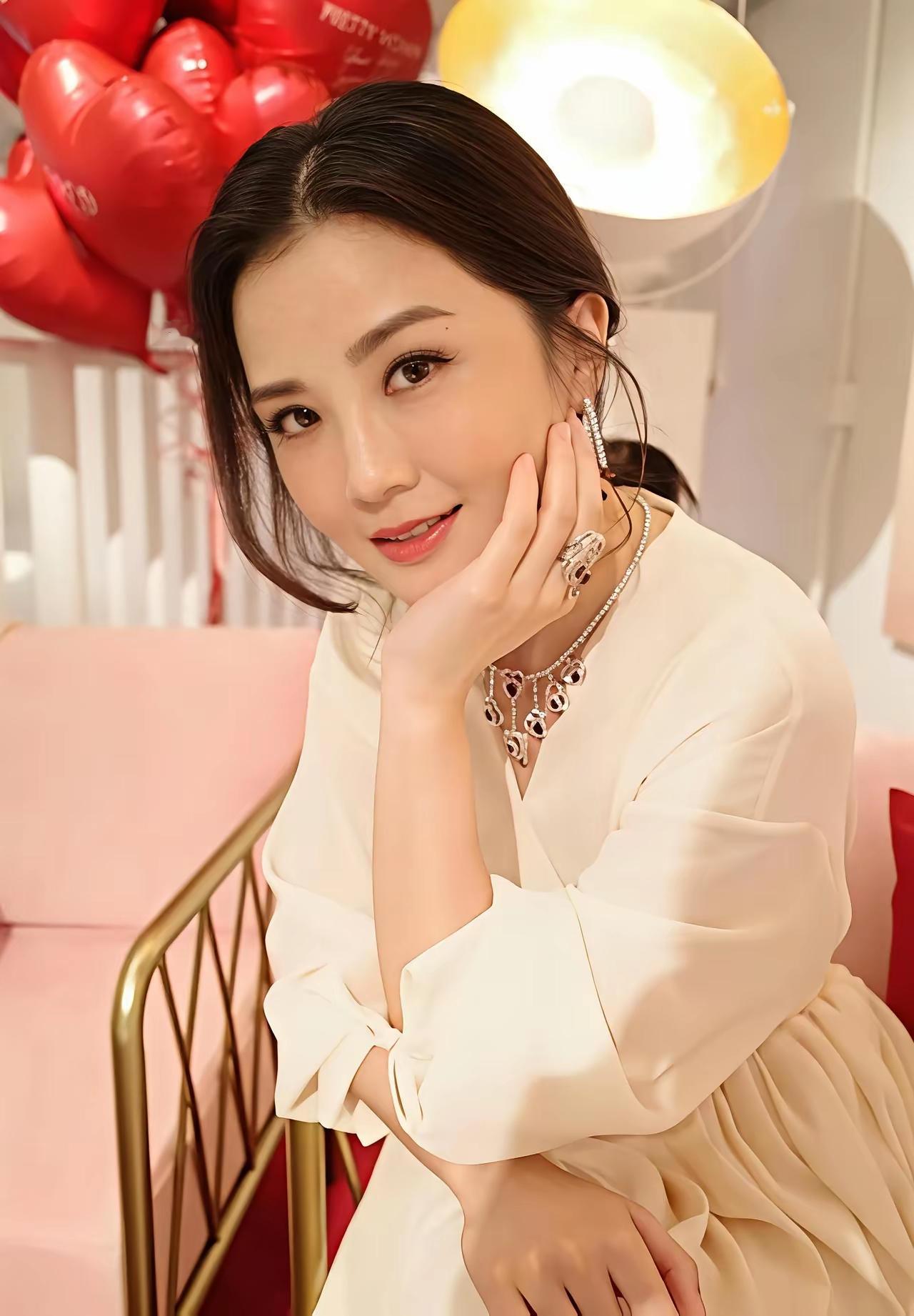 我猜蔡卓妍肯定很快就会怀孕，而且她会用冻卵做试管生孩子。不是因为她如今年龄