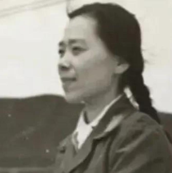 1995年，张桂梅丈夫去世。一天一位女老师摸了摸张桂梅的肚子，惊讶的说：＂你肚