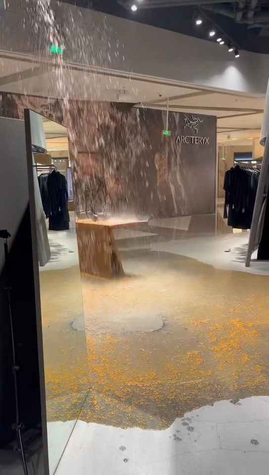 宁波阪急厕所爆炸，下面的服装店里的衣服感觉不能要了……