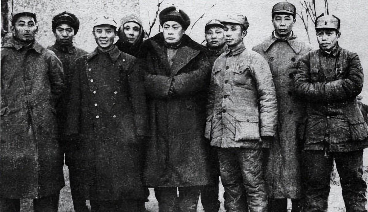 第三野战军曾有十五位著名军长，最终晋升成为大军区司令的人数其实只有三位，你知道都