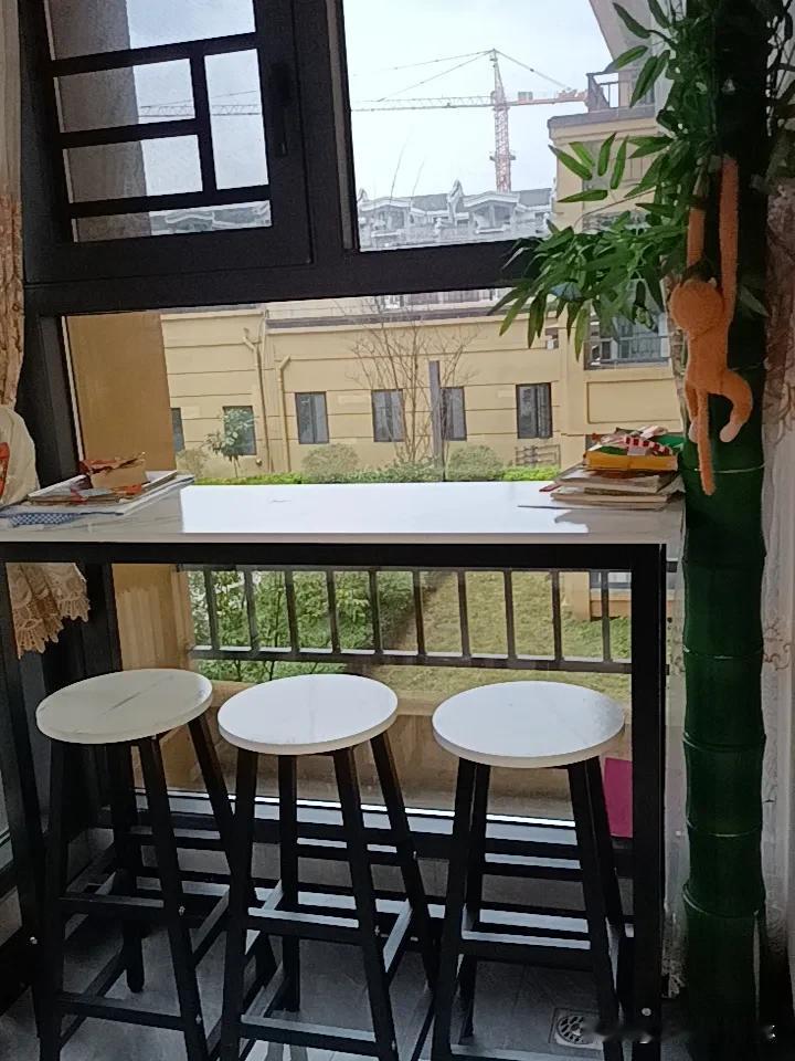 这个阳台的角落放写字桌也是不错的。还可以当奶茶桌[比心]