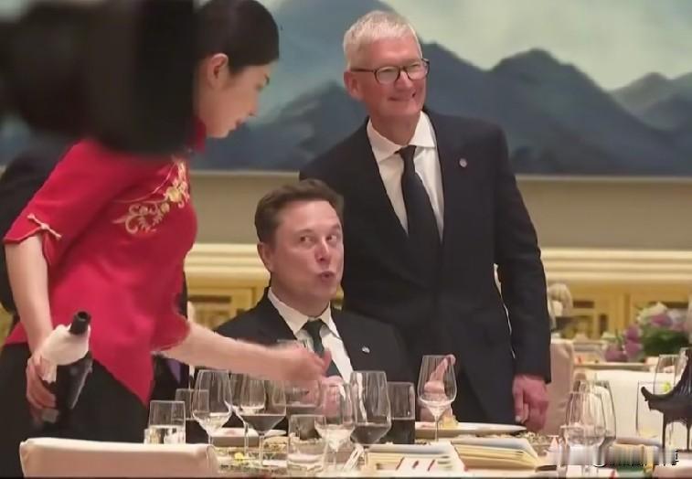 总觉得美国的库克是世界级的名人，并且他和马斯克同在美国，低头不见抬头见。没想到的