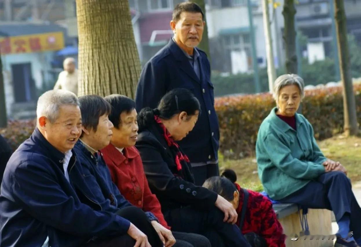 刚才我姐给我发了个消息，她说，她楼下邻居老刘家住的女人走了。本来老刘是打算和她一