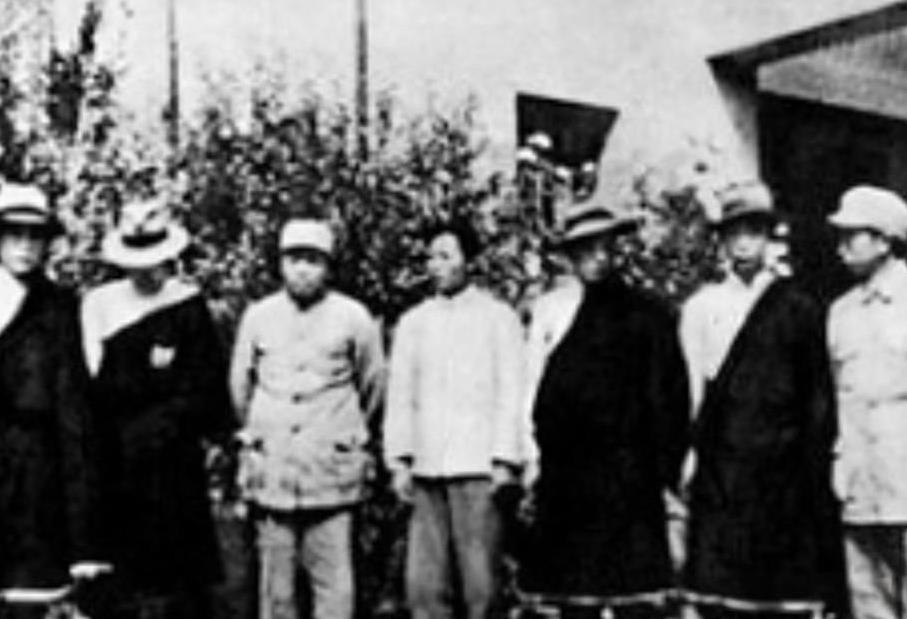 1949年9月，彭德怀司令员（左二）在兰州接见藏民代表的合影。彭德怀参与制定进军