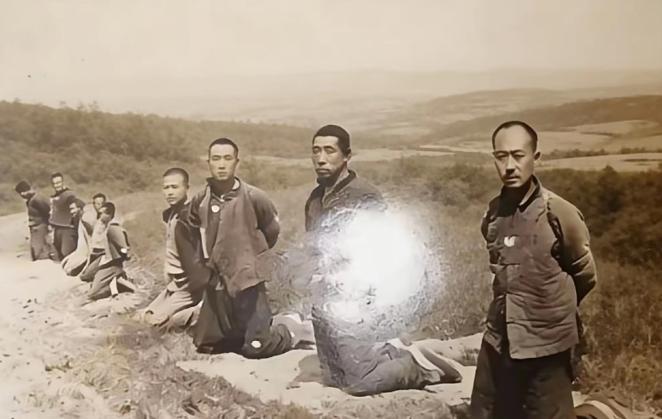 九一八事变后，9位东北抗日志士不幸落入日寇魔掌，临行前万恶的日寇拍下这张照片。他