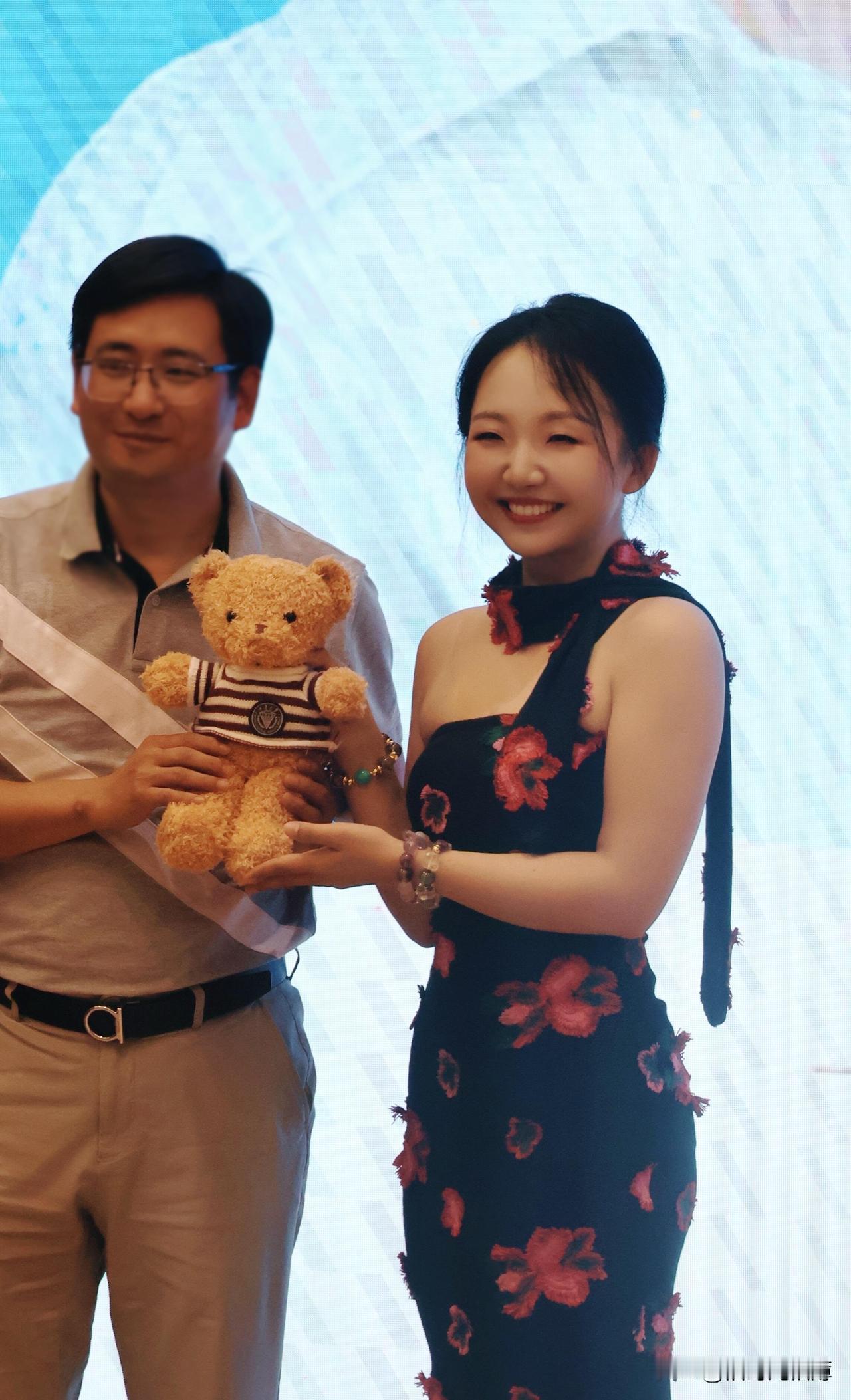 13级重大校友辣目洋子回校炸场，真人比电视上好看一点～～当年她边读书边恶搞《还珠