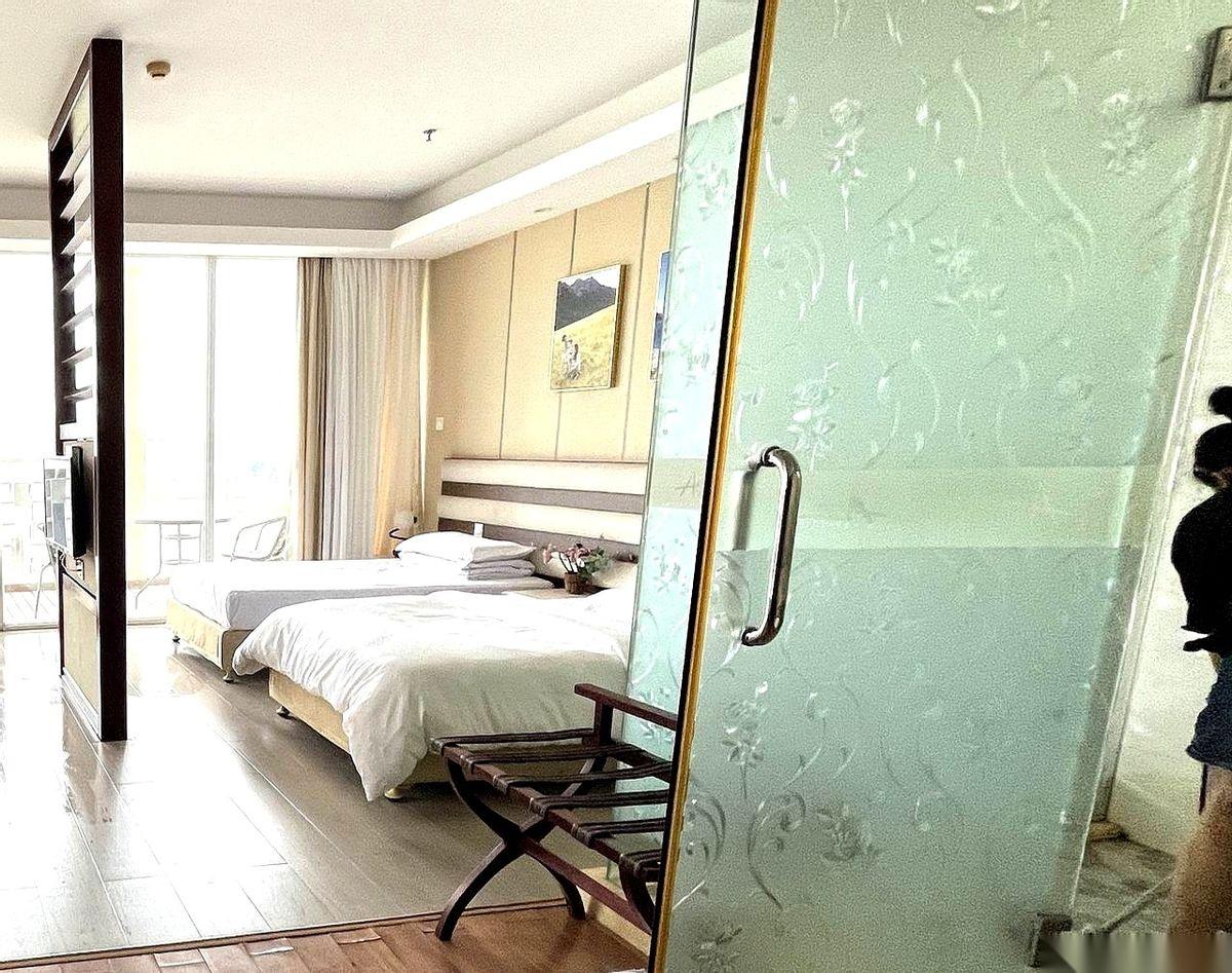 酒店走廊里，一间客房的门就那么敞着，一股冷气直往外扑，吹得人汗毛倒竖。我凑过去