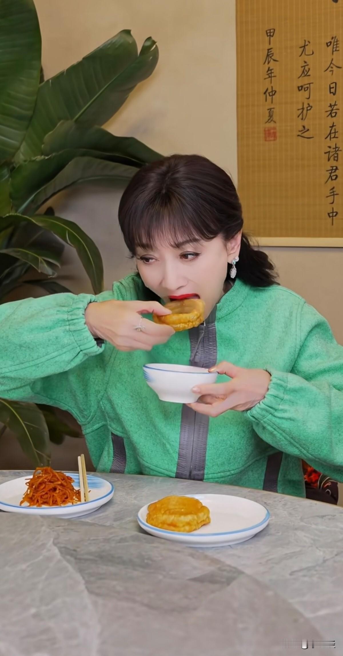 赵雅芝喝北京豆汁喷出来了！最近，赵雅芝和朋友一起去北京尝试北京早点，豆汁配焦