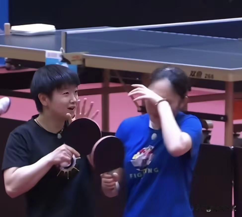 哈哈，莎莎撩妹时突然失手，扫到李雅可眼睛了！莎莎太喜欢找李雅可玩了，每次和