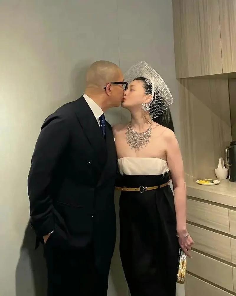一开始离婚全网都挺她、心疼她，很多网友骂汪骂得很狠。可没多久她突然结婚了，大家震