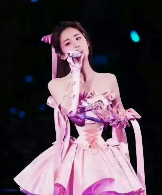 原本以为张碧晨的腰给P没了，第二张图才发现是衣服设计成这样​​​