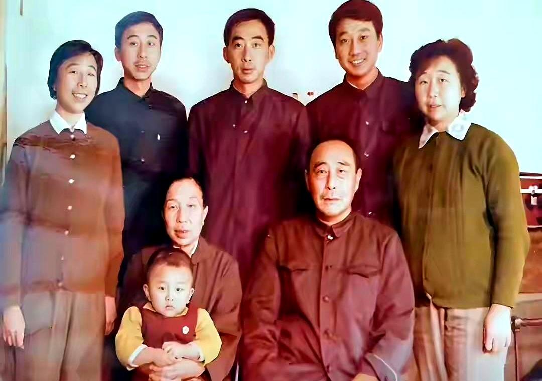 冯巩一家全家福。冯巩的两个哥哥、两个姐姐都没从事演艺，只有他是演员，兄弟