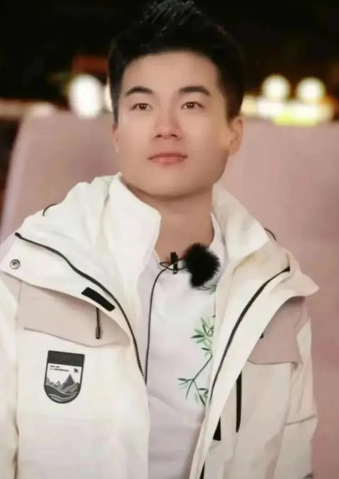 设身处地讲，董宇辉即便没有小作文，也得走当时已经没有主播愿意和他接班了，