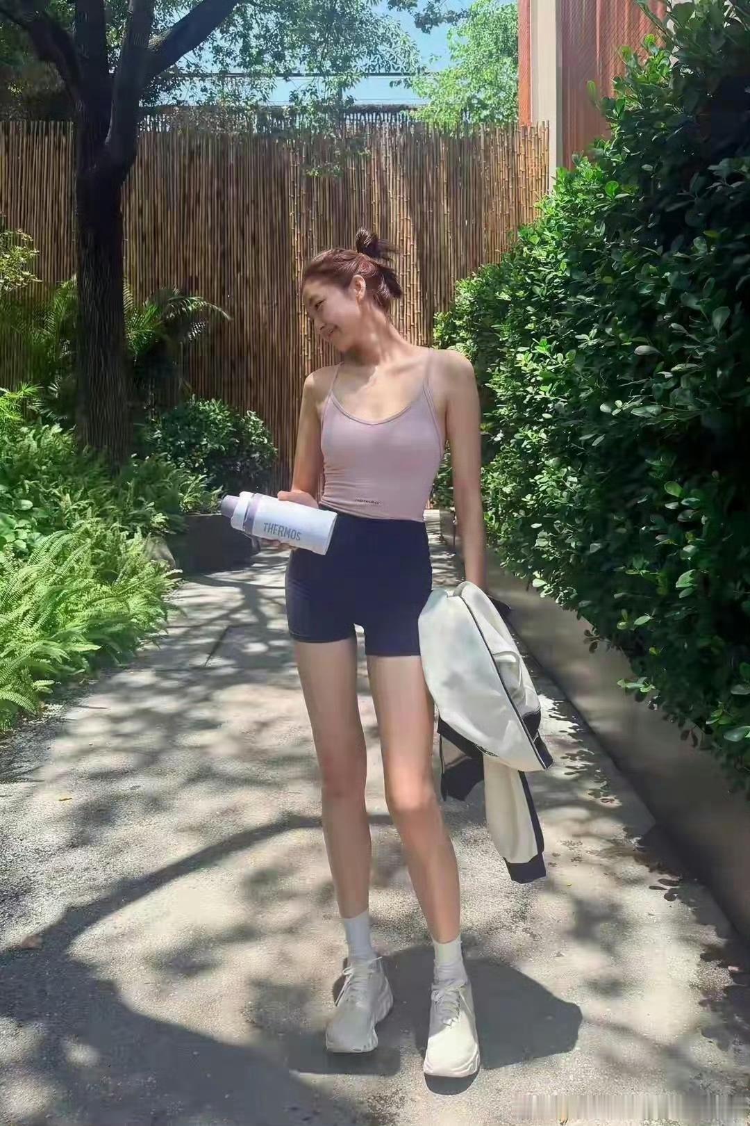 孙千在社交平台上分享了一组日常健身照，镜头里的她身穿运动装，或于健身房中专注训练