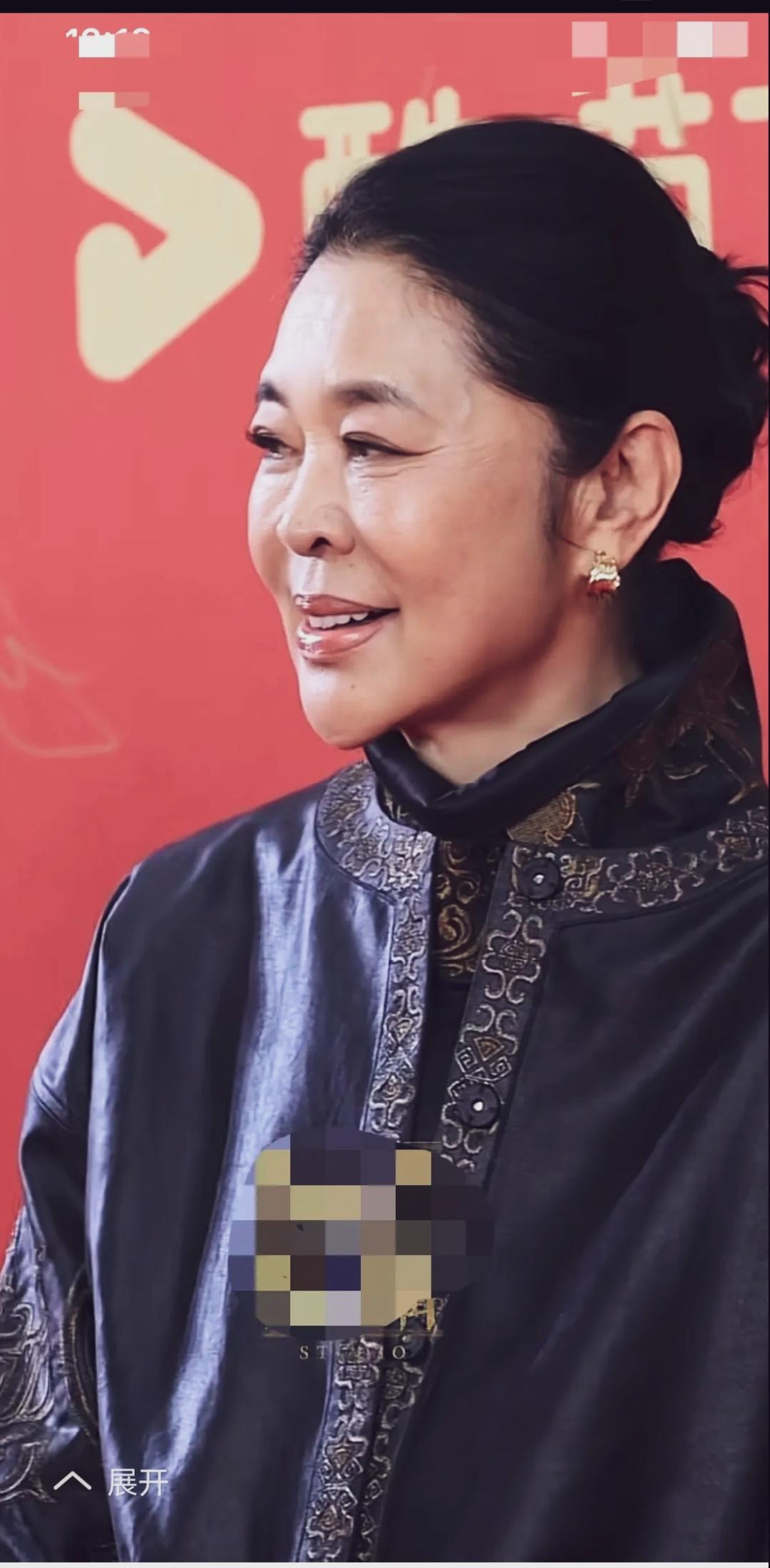 年轻时巴掌大的小脸，高挑身材，迷人的微笑。现在老了还真美她同学迟蓬漂亮。