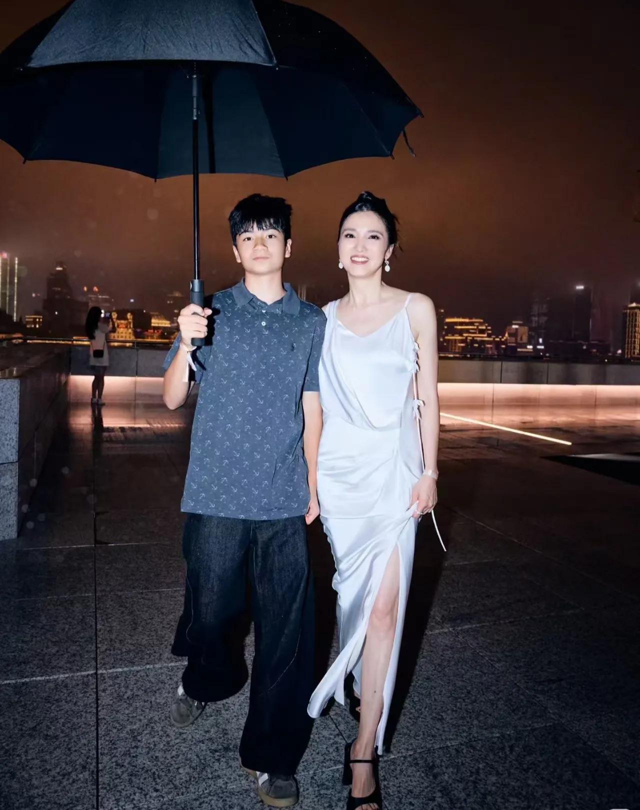 龚蓓苾携爱子参加电影节，14岁混血儿子独自从国外归来，撑伞当小保镖超贴心！6月