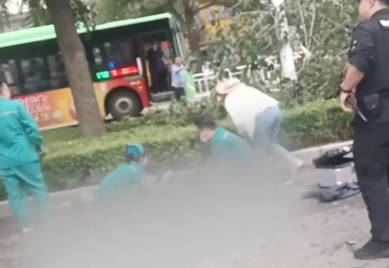 太巧合了，家属该找谁赔偿？河南濮阳昨天下午刮大风，40岁的女子被粗如水桶般的大树
