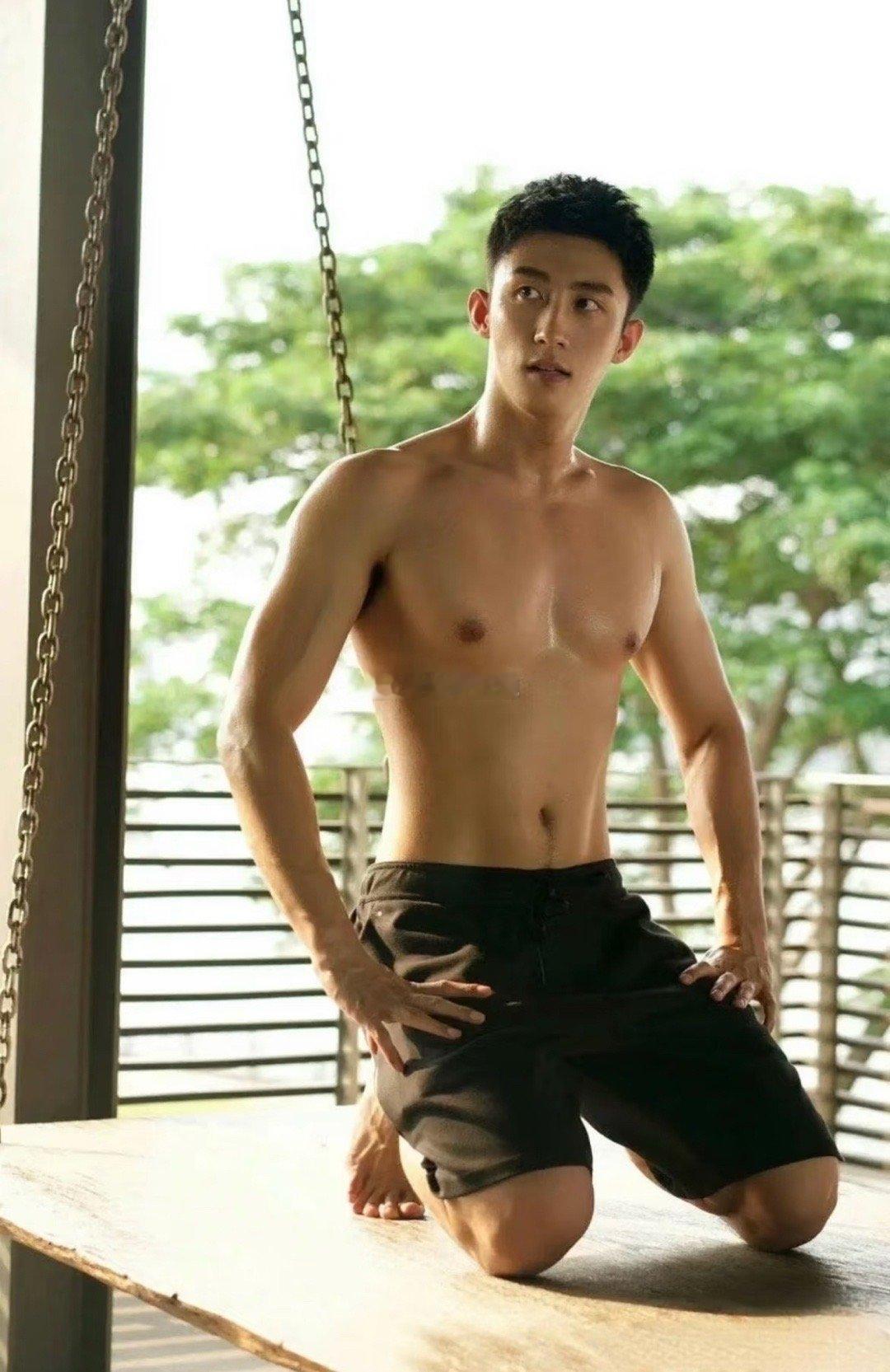 黄景瑜这长相这肌肉，说娱乐圈就他一个硬汉都不为过了