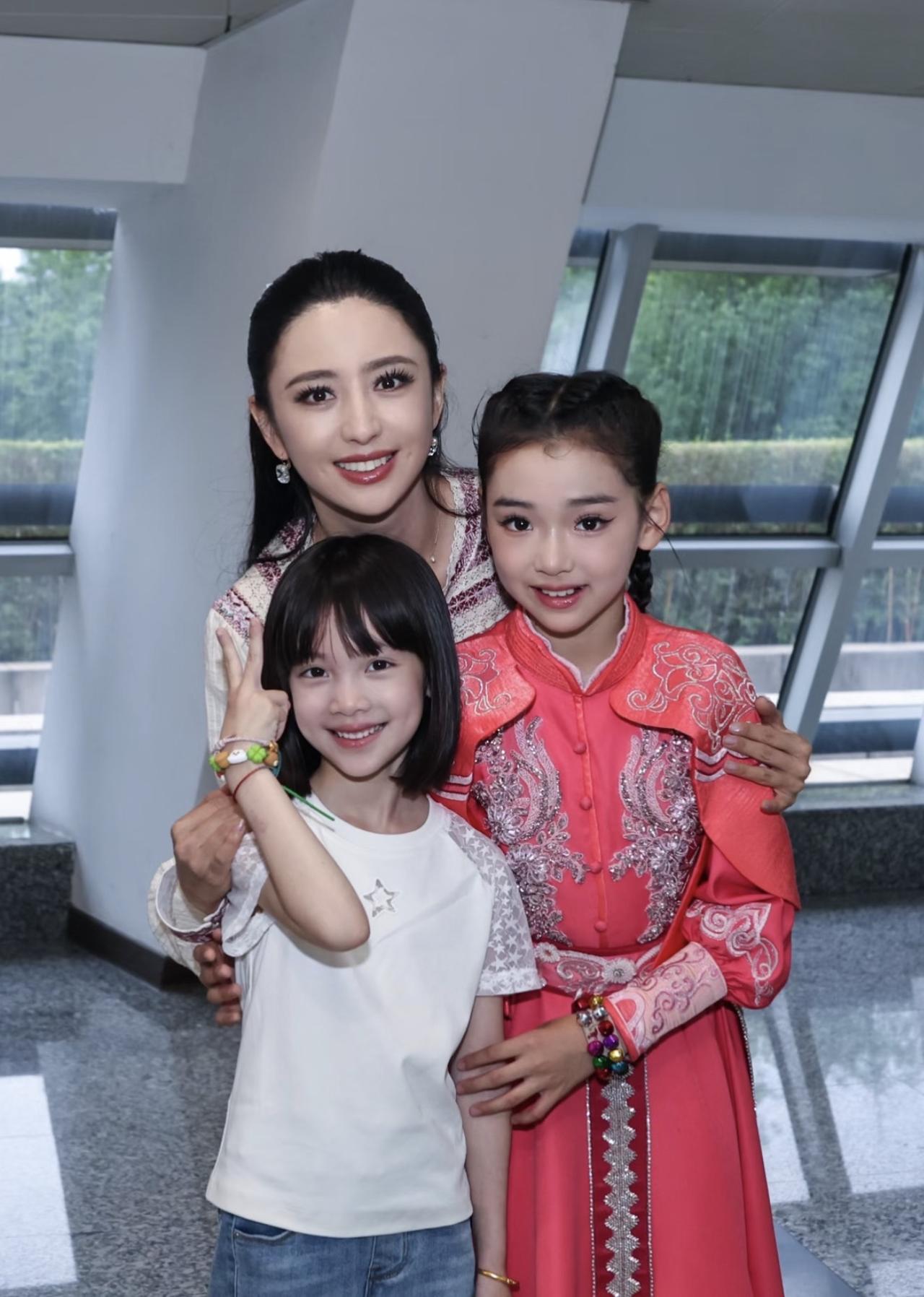 6月13日，董璇晒小酒窝、沐言和佟丽娅合影，三人温馨的画面。大美女和两位小美