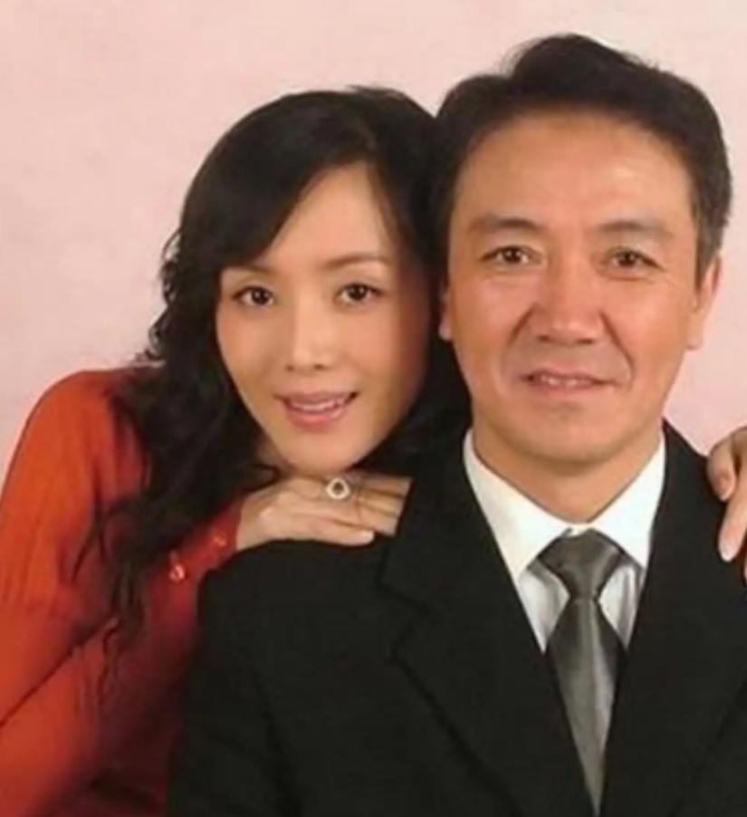 李幼斌前妻离婚拿860万，你猜她在哪？没人能想到，不是豪宅，不是商场，而是在一个