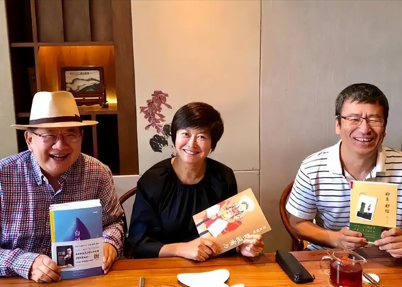 悼念刚发出，就被骂上了热搜。 东方卫视主持人曹可凡连发两条微博悼念敬一丹，文
