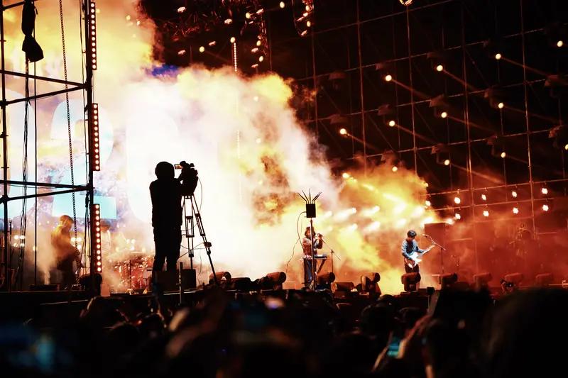 演唱会镜头扫到10秒拥抱，女主遭900次死亡威胁，反转后全网沉默了？谁能想