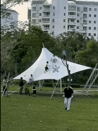 有卧龙的地方就有凤雏..熊孩子背后都有一个熊家长…[笑着哭]