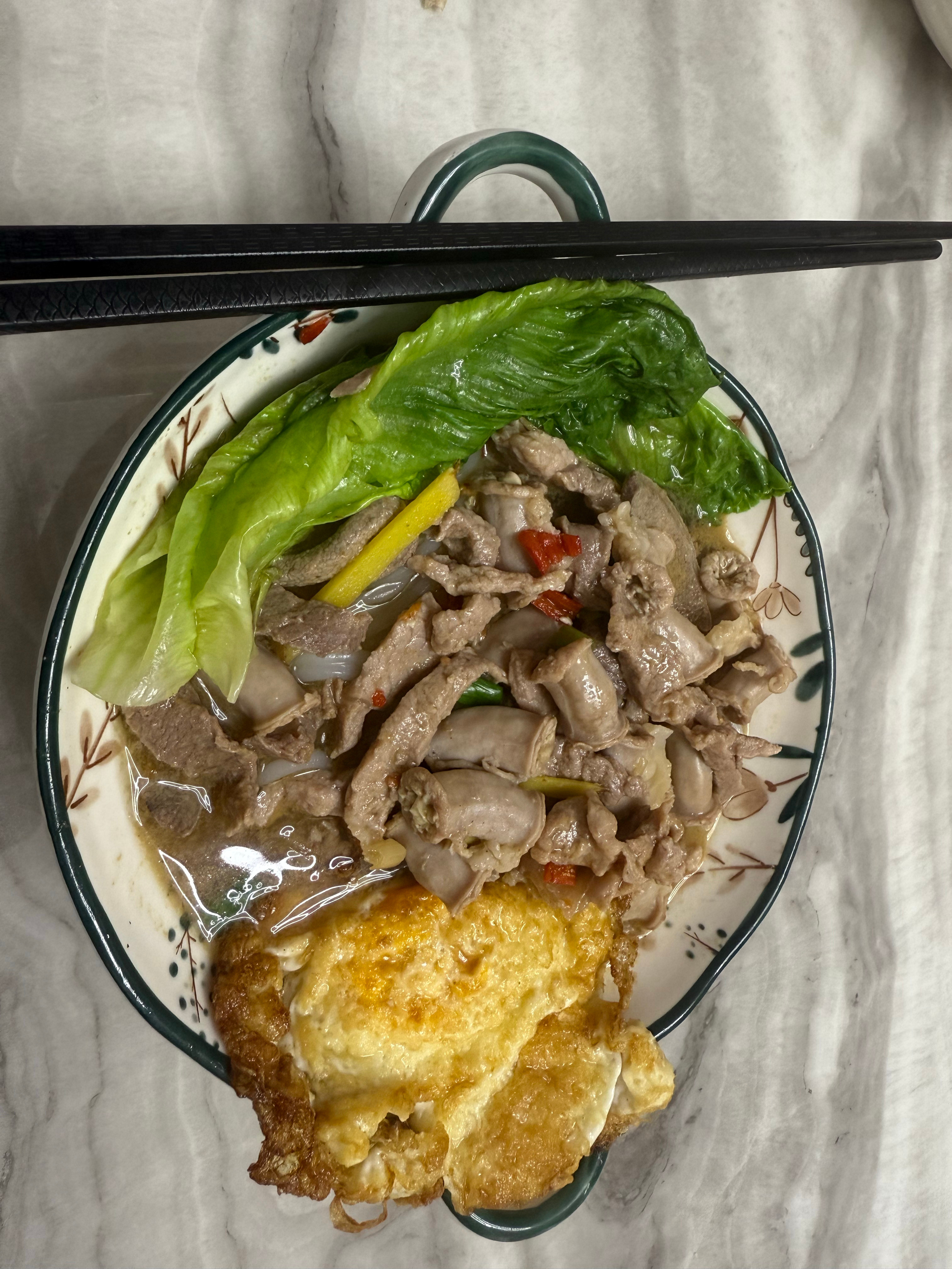 这样的早餐够不够丰盛？边看盘口边吃老婆煮的猪肝粉肠，战斗的一天又开始了！你们今天