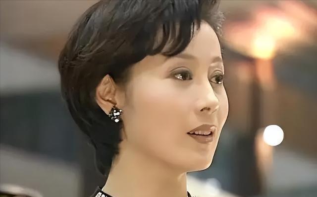 1994年，42岁的尤小刚为了温柔的邬倩倩，和原配妻子田歌离了婚。16年后，邬倩