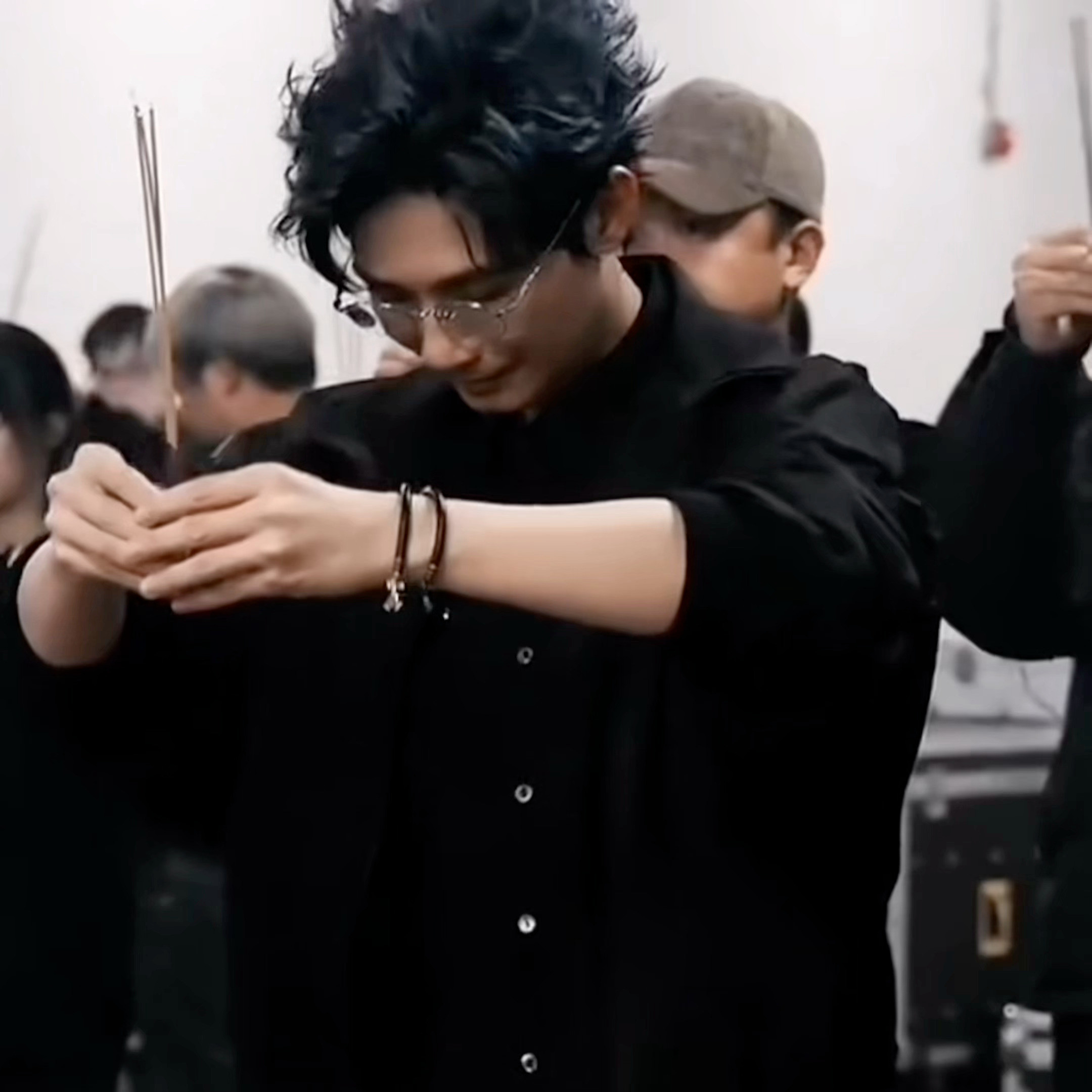 陈楚生两次上香的极致温差