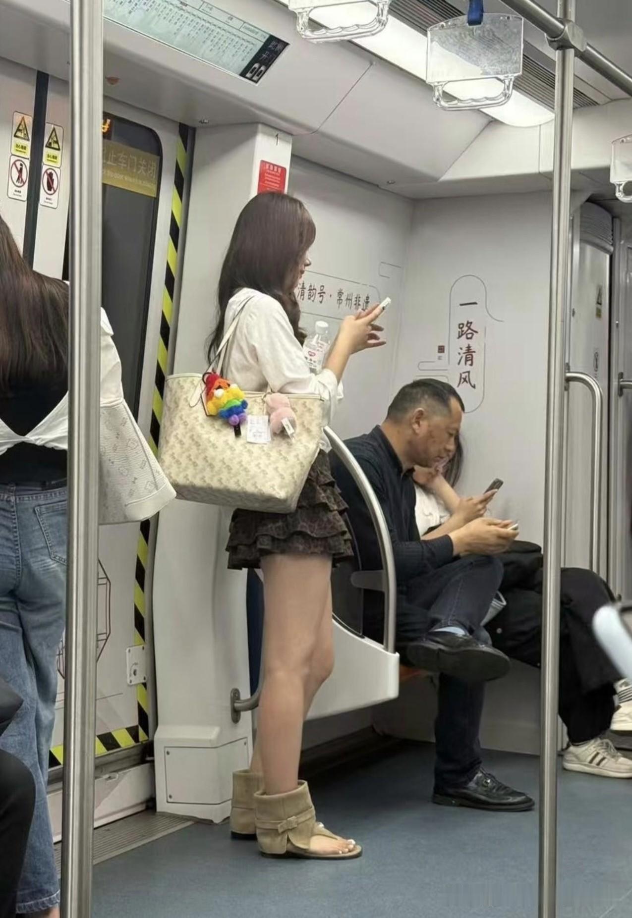 美女背的包是什么牌子的，看着挺高级的！